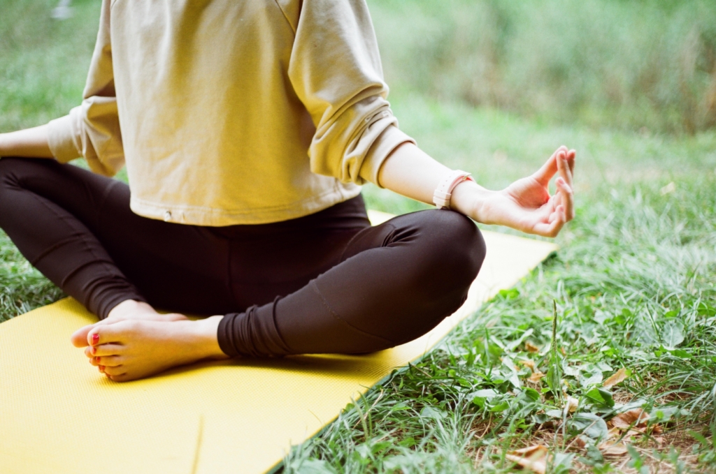 Personne qui fait du yoga, une activité physique anti-stress